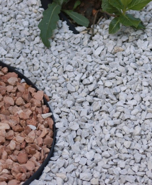 Kamień wokół drzewek