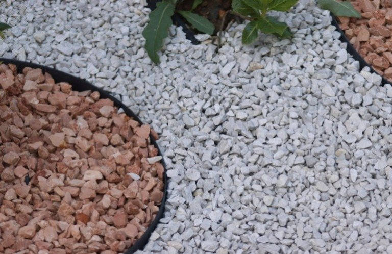 Kamień wokół drzewek